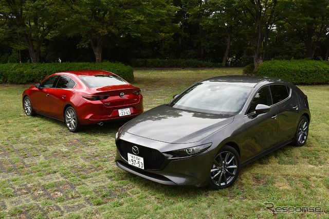 マツダ3 新型 ファストバック(手前)とマツダ3 新型セダン(奥)