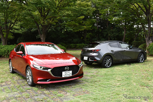 マツダ3 新型セダン(手前)とマツダ3 新型 ファストバック(奥)