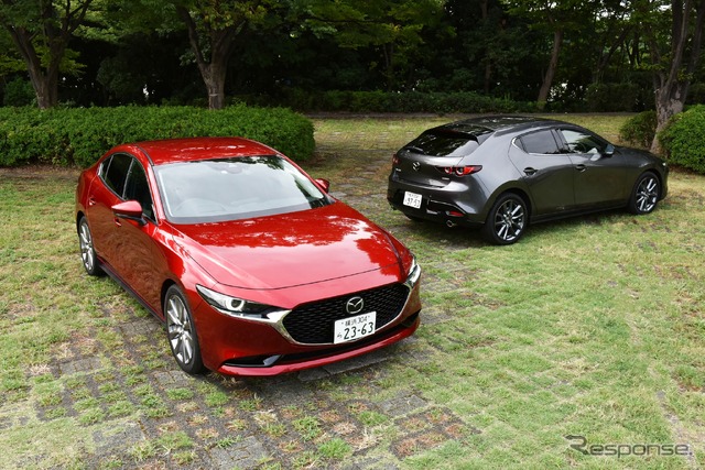 マツダ3 セダン(左手前)とマツダ3 ファストバック(右奥)