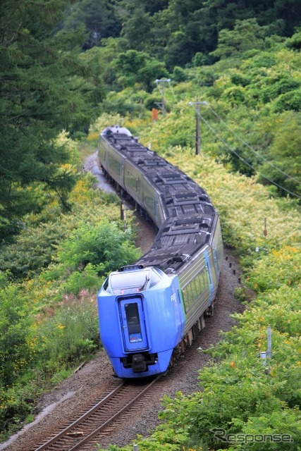 室蘭本線を走る函館～札幌間の特急『スーパー北斗』。JR北海道の運賃は消費税率転嫁分以上の値上げとなるが、特急料金を含む料金については、消費税率転嫁分に留められることになった。