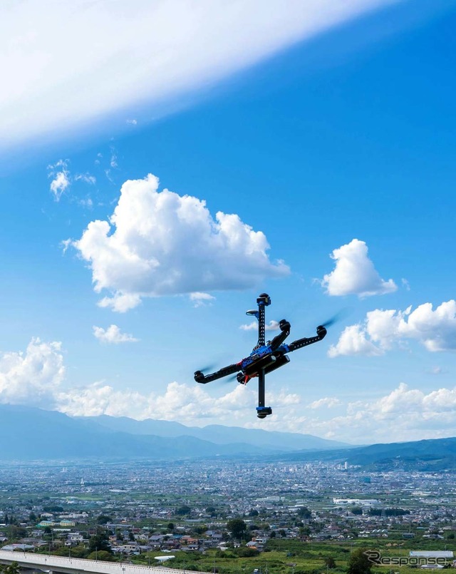 風などの影響を受けても中心部は常に水平に保たれるので、空飛ぶタクシーには必須の技術だという