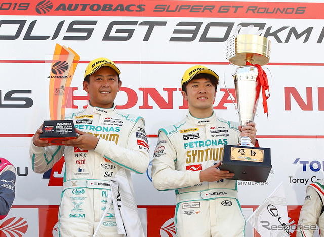 GT300クラスの表彰台頂点に立つ（左から）吉本と宮田。