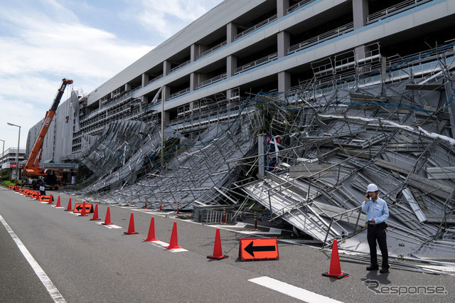 工事用の足場が崩れた羽田空港駐車場ビル（9月9日）