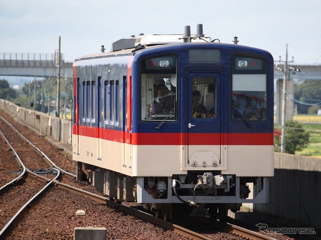 停電のため新鉾田～鹿島神宮間（鹿島サッカースタジアム～鹿島神宮間はJR東日本鹿島線）で再開の目途が立っていない鹿島臨海鉄道。同鉄道は非電化私鉄だが、停電すると踏切などの線路設備が使用できなるための措置。写真は同社の8000形気動車。