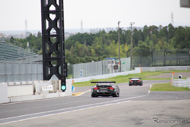 [GT500ニューマシンシェイクダウンテスト]  ピットアウトする2台のニューマシン