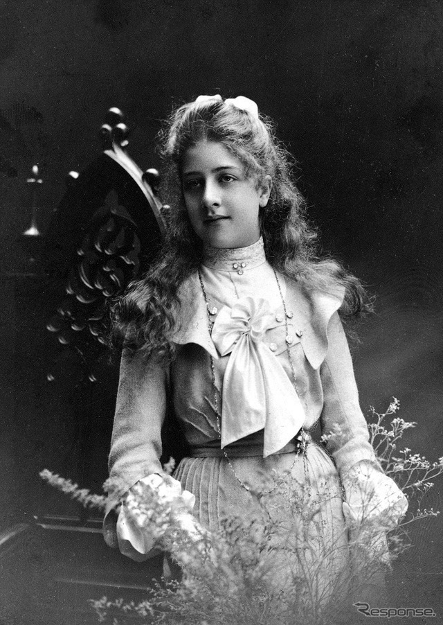 1900年ごろに撮影されたメルセデス嬢。