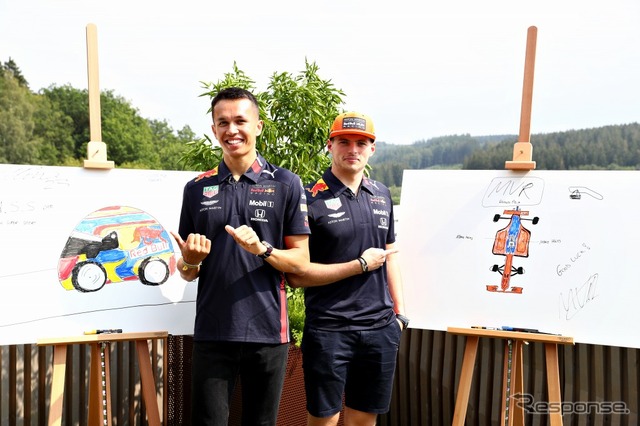 マックス・フェルスタッペン(右)とアレックス・アルボン(左)がカートをデザイン