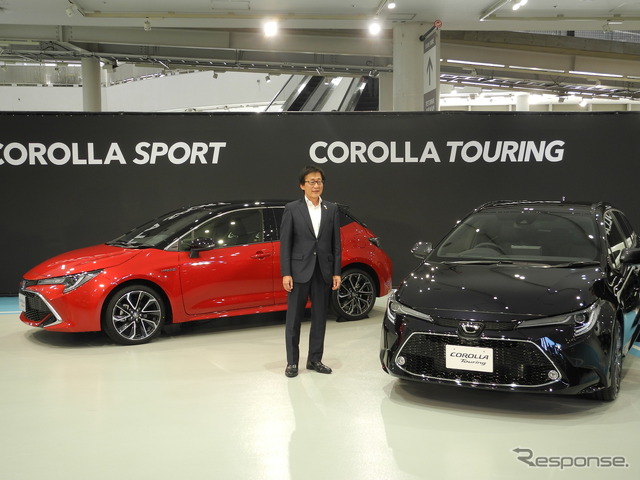 トヨタ自動車の吉田守孝副社長と新型『カローラ』