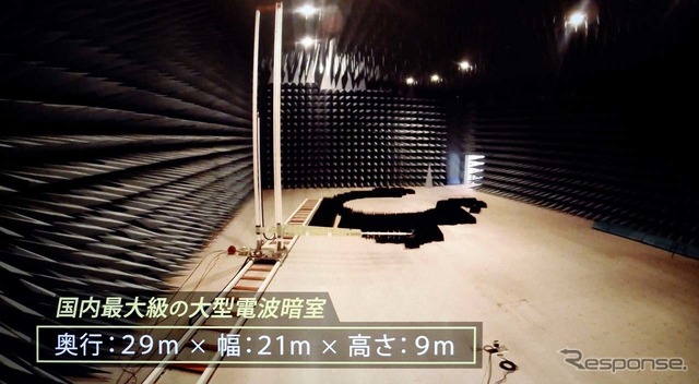 暗室内は有効内寸で29m(奥行き)×21m(幅)×9m(高さ)の巨大さ