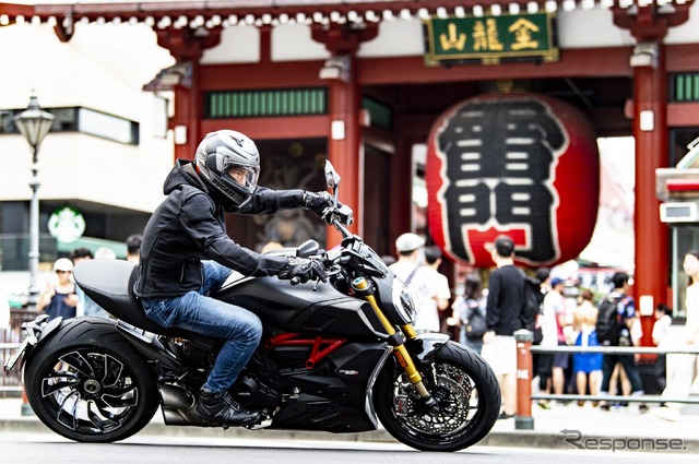 浅草・雷門前を走るドゥカティDIAVEL1260S