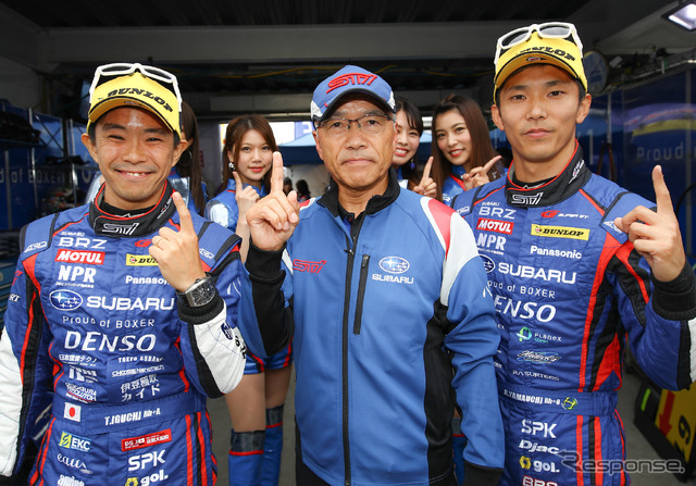 GT300クラス、SUGOで2年連続となるポールを獲得した井口(左)と山内(右)。