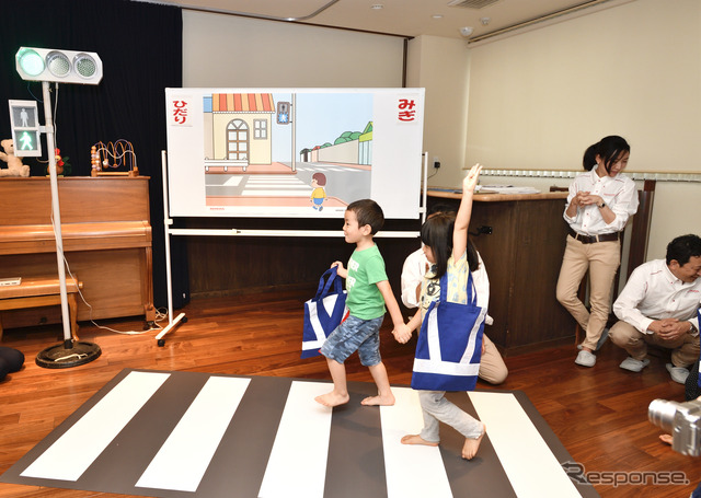 ホンダが開催した、「まもってトート」贈呈式&交通安全教室「あやとりぃ ひよこ」
