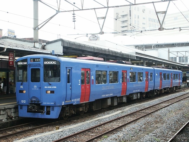 早岐駅と諫早駅を結ぶ大村線では、早岐駅からひと駅先のハウステンボス駅まで運行される特急『ハウステンボス』を除いて、早岐~竹松間での運行を見合わせている。写真は佐世保駅まで直通している大村線の普通列車。