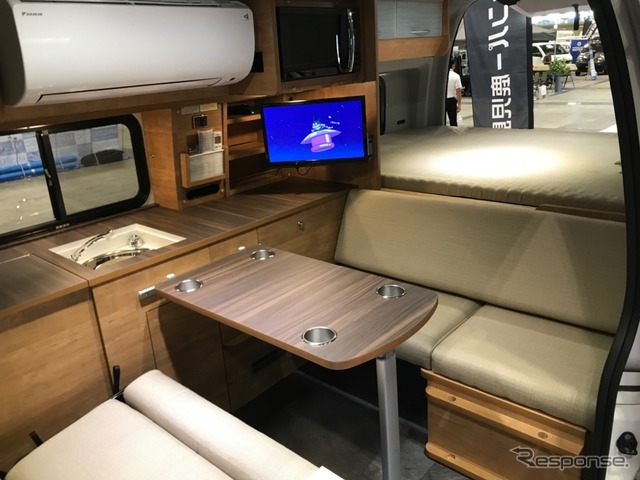 一件シンプルだが、設営を要しないダイニングとベッドがあるレイアウトは2人で旅をするのにはある種の理想だ(カートラジャパン2019)。