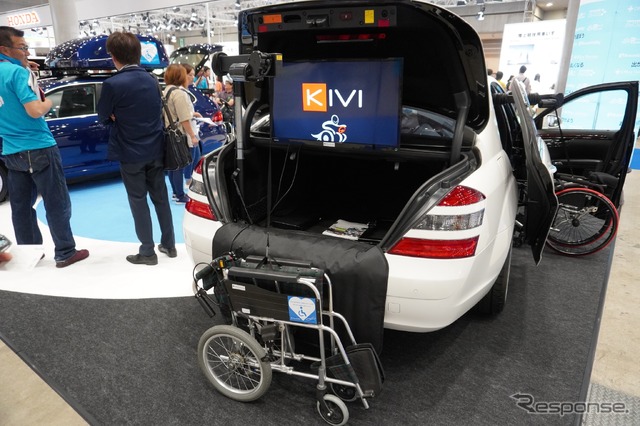 オフィス清水が出展したオートアダプト製カロリフト40(Autoadapt Carolift 40。装着車:メルセデスベンツSクラス。福祉機器展2019)