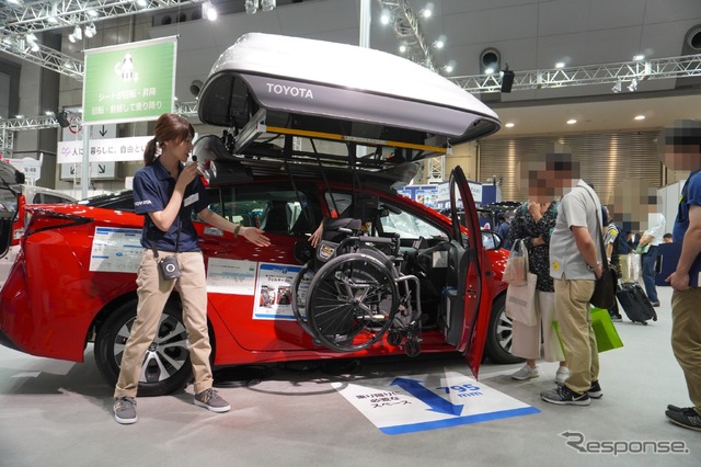 トヨタ・プリウス改良新型ベースの、ウェルキャブシリーズ。ウェルキャリー搭載車(福祉機器展2019)