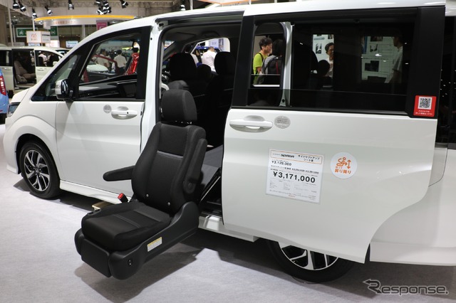 ホンダ・ステップワゴン、サイドリフトアップシート車(福祉機器展2019)