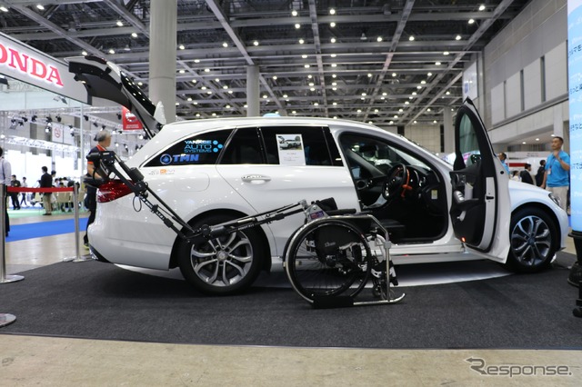 YANASE ADAPTATION VEHICLEs TMN製車いす自動収納装置 R11ロボット(装着車はメルセデスベンツCクラス。福祉機器展2019)