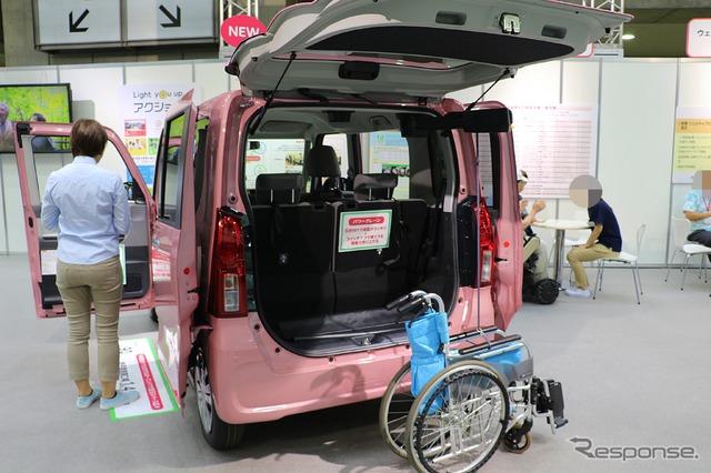 ダイハツ・タント新型フレンドシップシリーズ、回転シート・パワークレーン搭載車(福祉機器展2019)