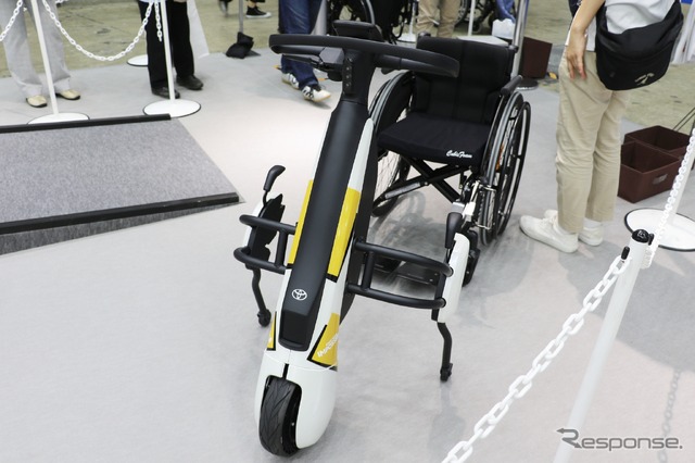 トヨタの歩行領域EV、車いす連結タイプ(福祉機器展2019)