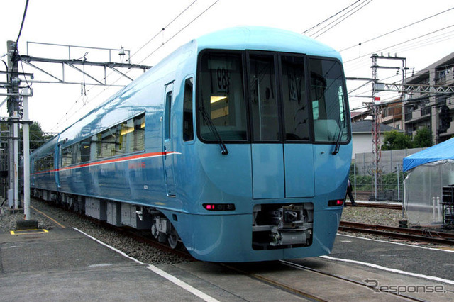 地下鉄を走る青いロマンスカー…小田急MSE