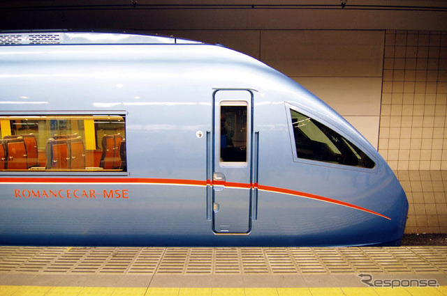 地下鉄を走る青いロマンスカー…小田急MSE
