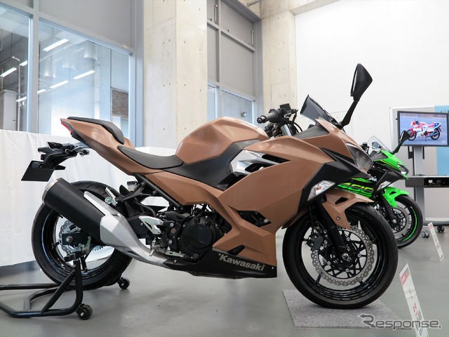 カワサキNinja400のモックアップも展示された。