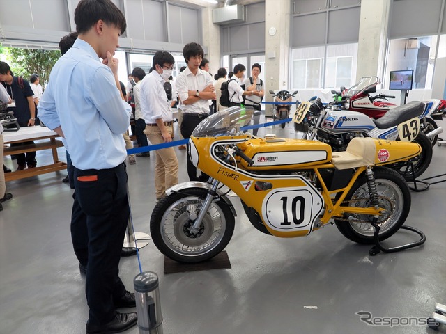 ホンダからは往年の名車CBが	レーサー含め3モデル展示された。