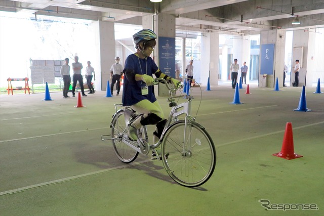 操縦性能を知るために教材として改造された特殊な自転車の試乗会も行われた。こちらはキャスター角ゼロの自転車。