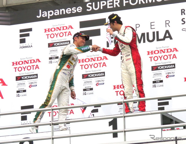 健闘を讃え合う2位の中嶋一貴(左)と優勝の山下健太(右)。