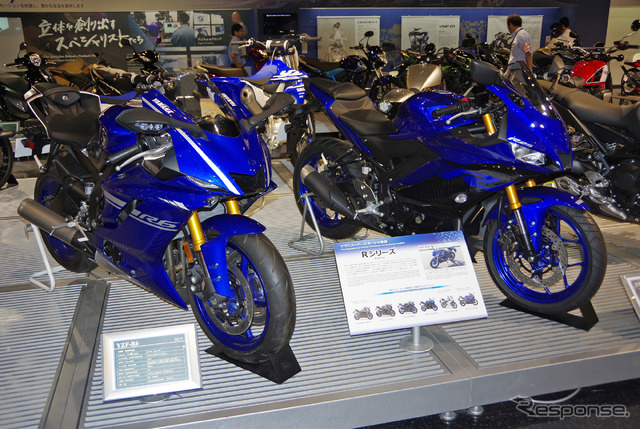 ヤマハ YZF-R6（左）とYZF-R25（右）