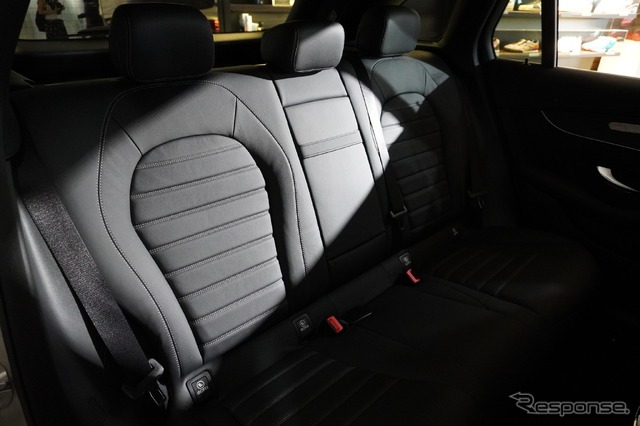 メルセデスベンツ GLC 改良新型(GLC 300 4MATIC モハーベシルバー)