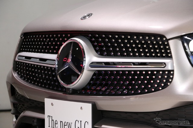 メルセデスベンツ GLC 改良新型(GLC 300 4MATIC モハーベシルバー)