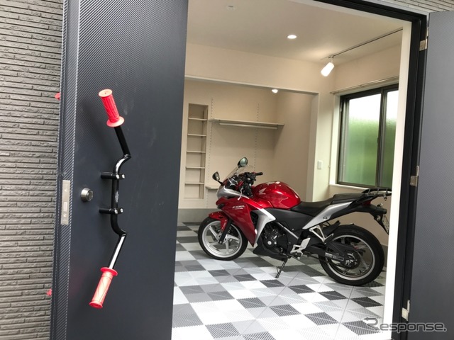 雨でも夜でもバイクと共に帰宅して屋根下で保管できるバイク用賃貸ガレージハウスだ。