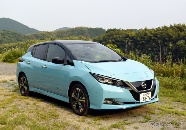 日産 リーフe+ のフロントビュー。山口県の山中にて。