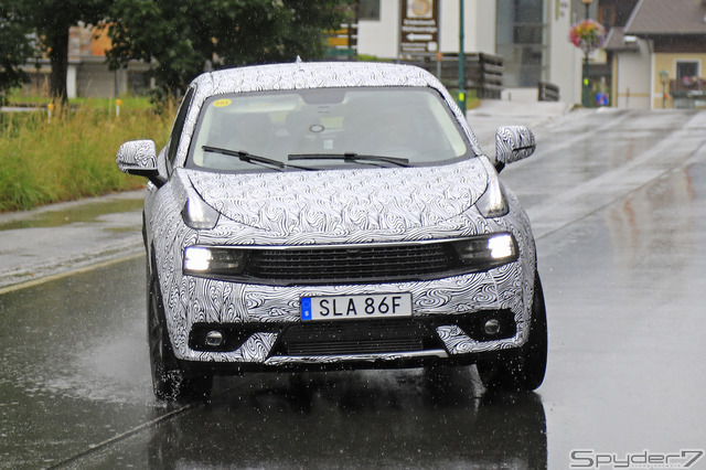 Lynk & Co 01 LWB開発車両　スクープ写真