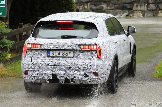 Lynk & Co 01 LWB開発車両　スクープ写真