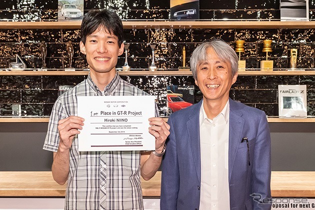1位に選ばれた新野 宏樹さん(左)とジェネラル・マネージャー大月圭介氏