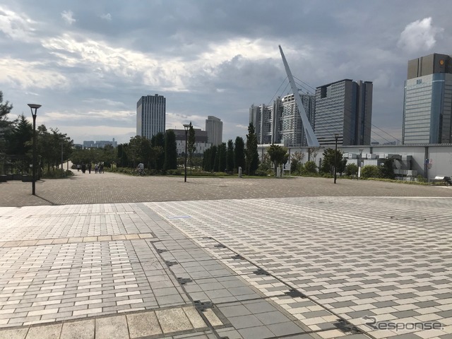 OPEN ROAD。右手は東京ビッグサイト青海棟