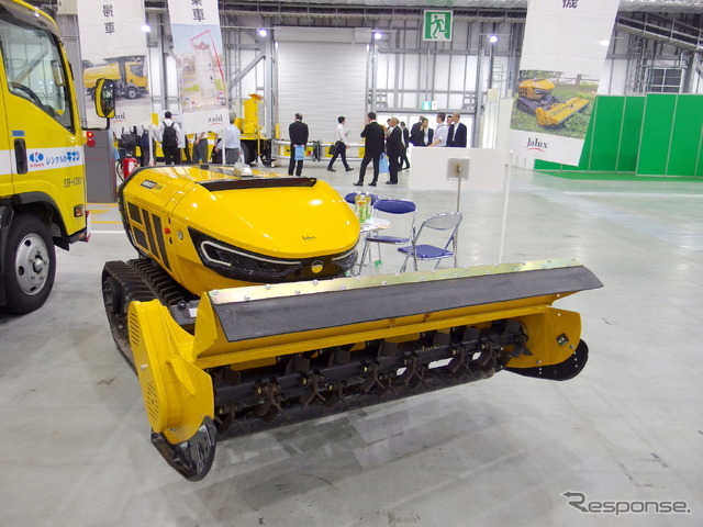 JALUXが取り扱うマコーネルのリモコン芝刈り機『ロボカット』(ハイウェイテクノフェア2019)。
