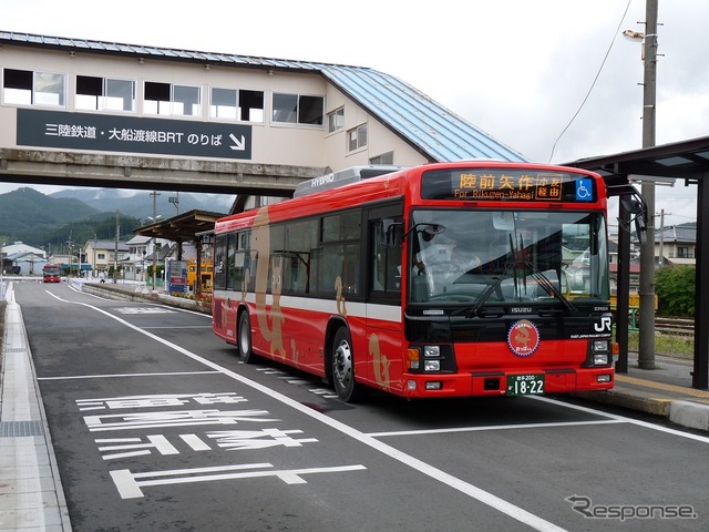 大船渡線BRT盛駅に停車中のバス。