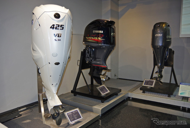 V8船外機「F425A/FL425A」(左)とヤマハの歴代船外機がヤマハコミュニケーションプラザに展示されていた。