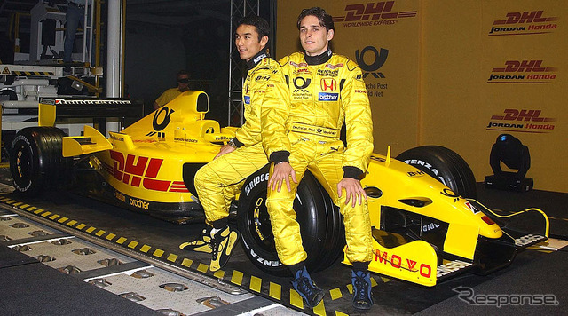 2002年、ジョーダンの新型車発表会での佐藤琢磨。チームメイトはジャンカルロロフィジケラ。