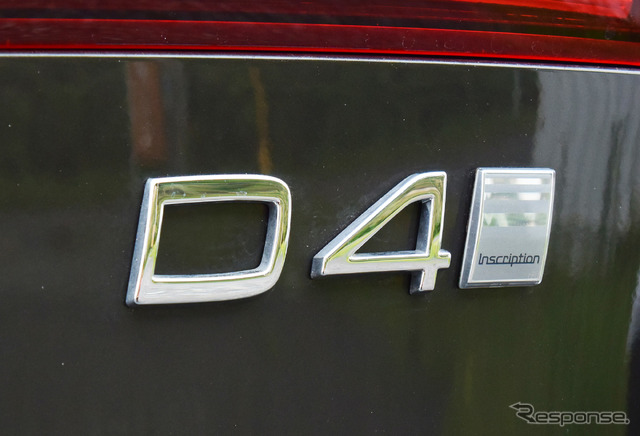 ターボディーゼル140kW(190ps)モデルを表す「D4」とハイラインである「インスクリプション」のエンブレム。