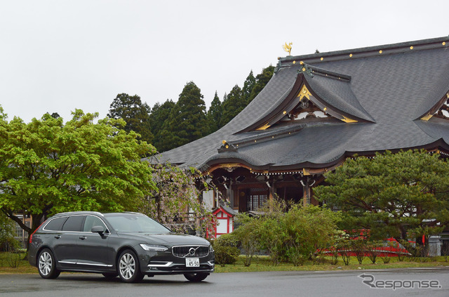 富山の倶利伽羅山不動寺鳳凰殿にて。建物とのコンボでも悪目立ちしないのはV90の美点。