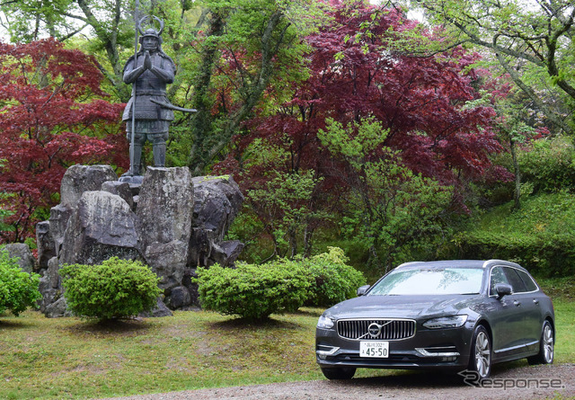 月山富田城の麓から少し上がったところに「我に七難八苦を与えたまえ」の文句で有名な山中鹿之助の像が。