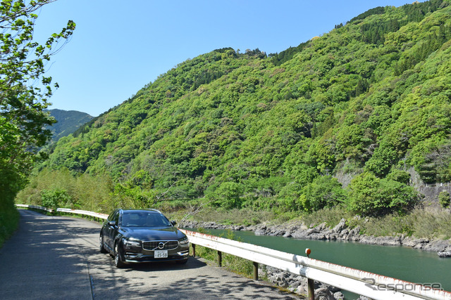 熊本南部の大河、球磨川のほとりを行く。対岸は国道218号線。こちらは旧国道。