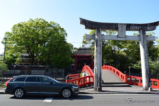 国宝指定の茅葺の本殿がある熊本・人吉の青井阿蘇神社前にて。