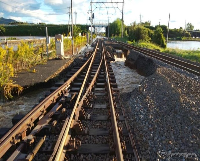 線路の砕石が流出した東武鉄道日光線静和～新大平下間。