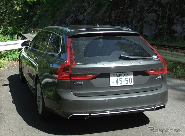 ボルボ V90 D4 インスクリプション。雨天後でかなり汚れている状態だが、それが気にならないデザインだった。